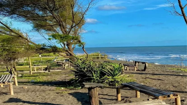 Menyelami Keindahan Alam Pantai Kuwaru yang Eksotis